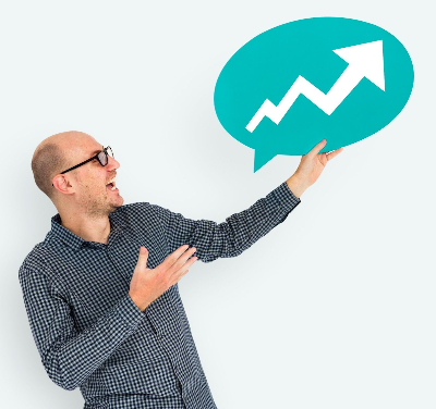 Un hombre sonriente señala con entusiasmo un globo de texto azul que contiene una flecha blanca ascendente, simbolizando el éxito, el crecimiento económico y los resultados positivos.