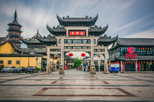 Una gran puerta de arco tradicional china (Paifang) en una plaza pública