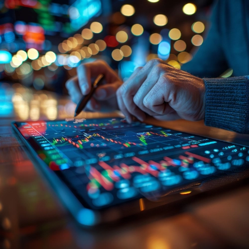 Un primer plano de un trader utilizando un lápiz óptico sobre una tableta que muestra gráficos bursátiles y de velas iluminados.