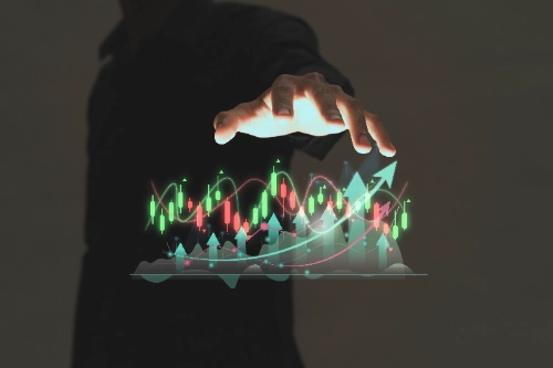 Una mano en primer plano interactúa flotando sobre un gráfico tridimensional luminoso de velas financieras y flechas ascendentes de crecimiento económico.