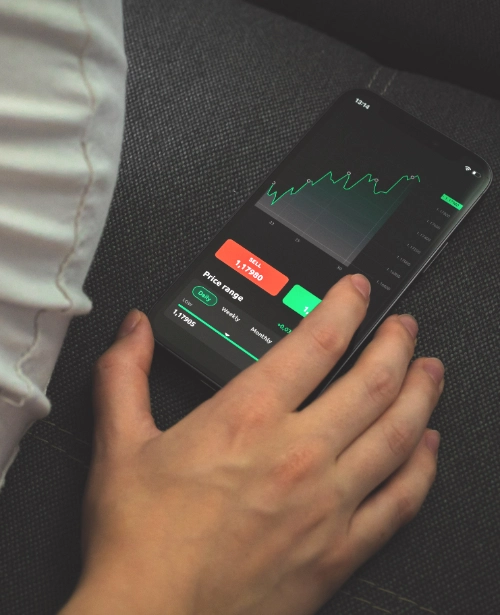 Inversor analizando gráficos del mercado bursátil desde el móvil