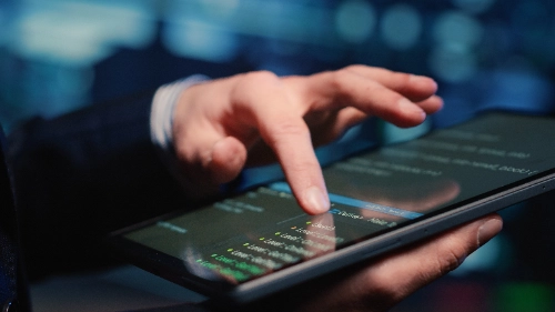 Especialista revisando sistemas de datos en un centro de infraestructura tecnológica