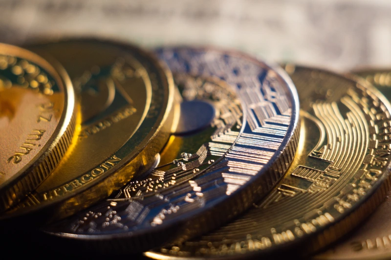 Primer plano de un montón de monedas de criptomonedas doradas en efectivo