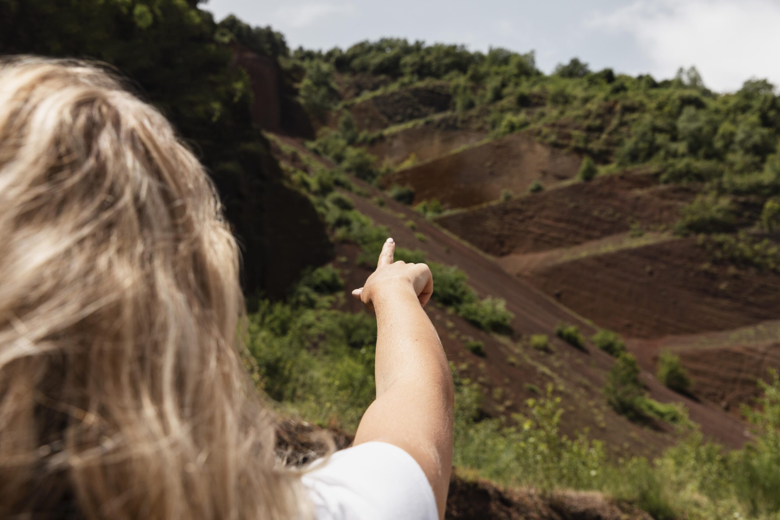 Tierras raras estratégicas: viajera en un paisaje de montañas, origen de los recursos minerales
